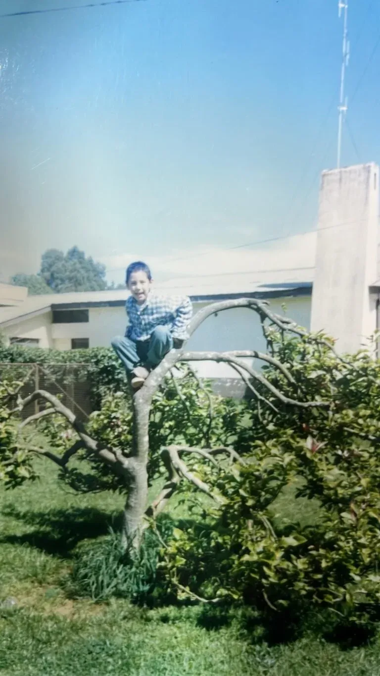 Alexander de niño trepando un árbol
